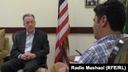 په پېښور کې د امریکا قونصل جنرا رېمنډ میکګرا د مشال راډیو د بیوروچیف عالم زېب خان سره د مرکې پر مهال