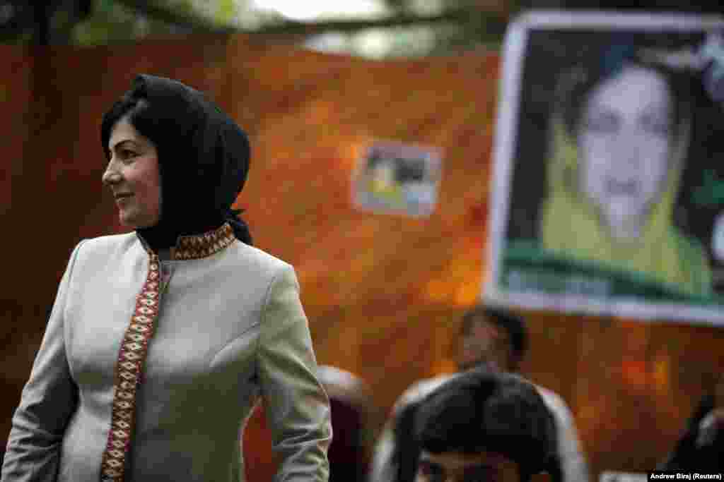 Нима Суратгар, кандидат за авганистанскиот парламент, разговара со нејзини приврзаници за време на состанокот со група наставници. (Кабул, 15 септември 2010 година)