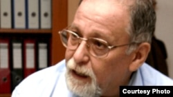 Michael Shafir în biroul său de la Radio Europa Liberă