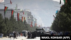 Militantët talibanë bllokojnë rrugën në afërsi të aeroportit të Kabulit më 28 gusht 2021. 