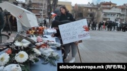 Граѓани им оддават почит на загинатите во пожарот во дискотеката „Пулс“, Кочани, 17 март 2025 година
