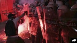 Антиправителствени протестиращи се сблъскват с полицията по време на протест в северния сръбски град Нови Сад, петък, 5 септември 2025 г. 