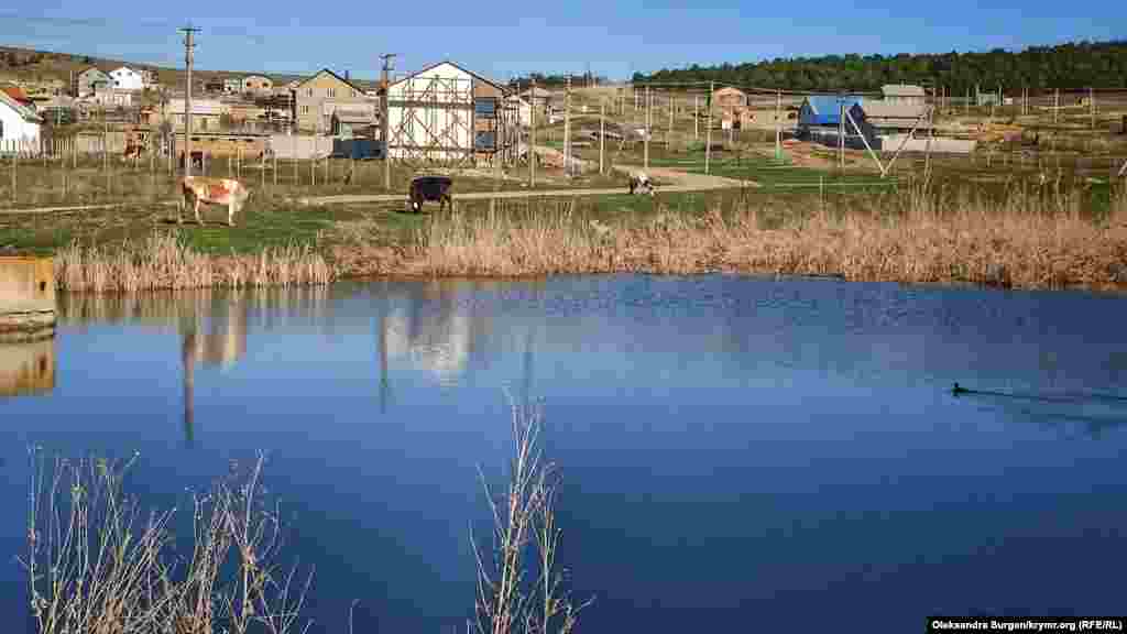 Вид на озеро Чалчик в селе Строгоновка под Симферополем