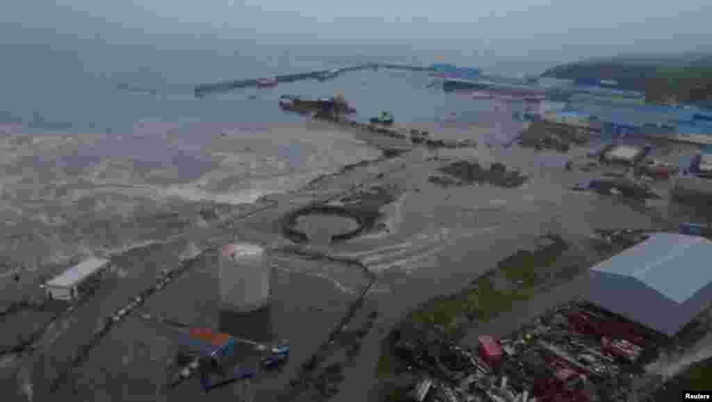 Talasi cumanija poplavili su obalu u Severo-Kurilsku, ruska Sahalinska oblast, 30. jula 2025.