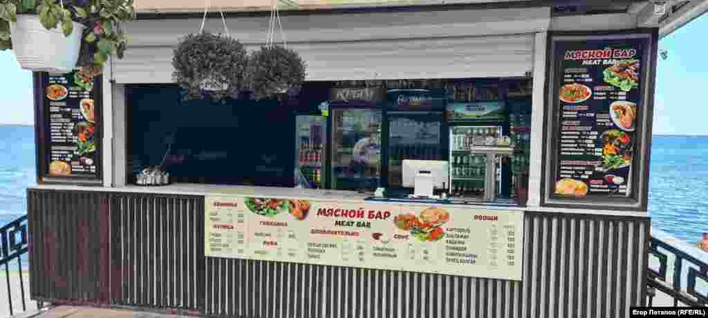 Набережная в Феодосии пестрит обилием точек общепита