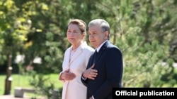 Өзбекстанның қазіргі президенті Шавкат Мирзияев елдің бұрынғы басшысы Ислам Каримовтың монументі алдында марқұмның жұбайы Татьяна Каримовамен бірге тұр. 2021 жыл
