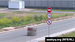 Знаки, ограничивающие движение по дороге, которую в народе называют "специальной трассой президента". Астана, 10 июня 2025 года.