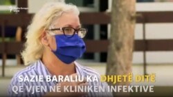 Pacientët me COVID-19 vizitohen nga familjarët