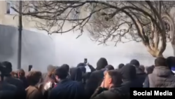 სოხუმში მომიტინგეთა წინააღმდეგ გაზი გაუშვეს. 15 ნოემბერი, 2024 წელი.