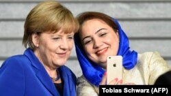 Angela Merkel i afganistanska političarka Šukrijom Barakzai (desno) se fotografišu nakon G7 Foruma za dijalog žena u Berlinu, 16. septembar 2015.