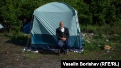 Мъж седи пред палатката, в която живее, след като местната власт събори ромски къши в столичния квартал "Захарна фабрика", юни 2025 г.
