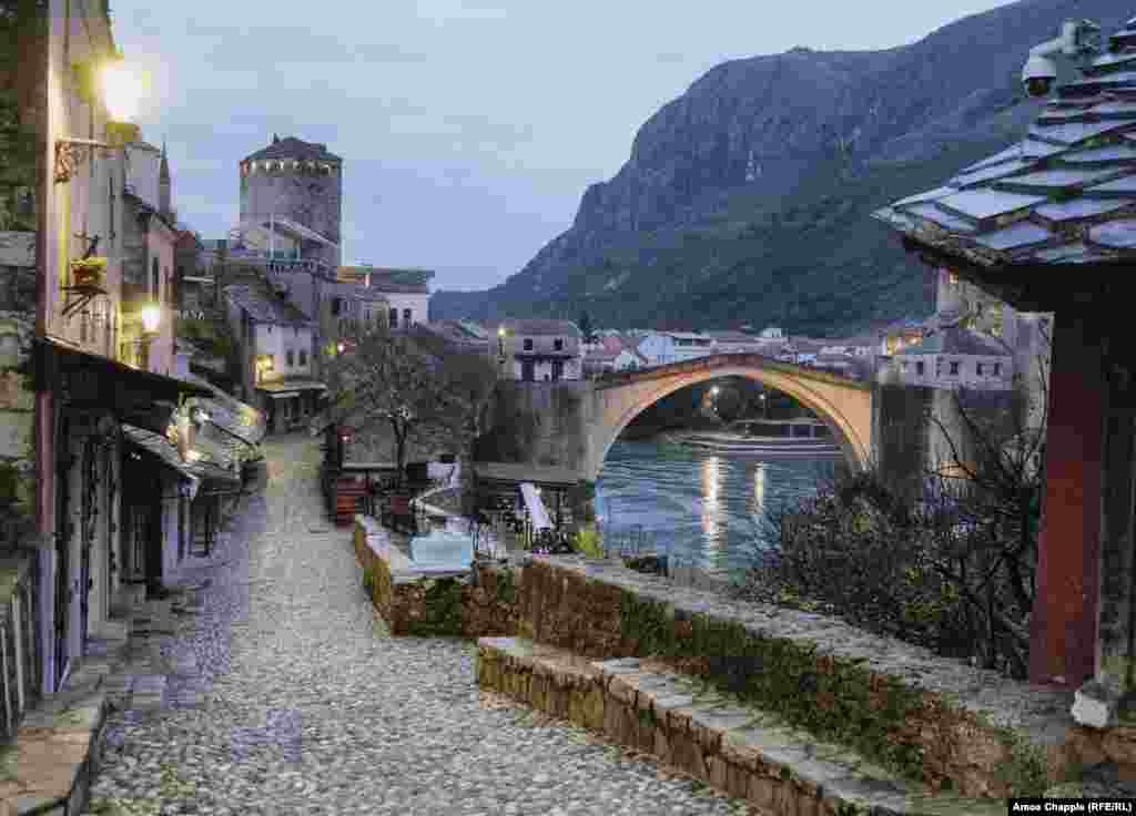 Prazna ulica pored čuvenog Starog osta. &nbsp; Enisa Bašić, koja vodi kafić pored Mosta, rekla je za RSE da je u njenom preduzeću prošle godine bilo deset zaposlenih. Kaže da je nedostatak turista zbog pandemije primorao da ih sve otpusti. Oprezno je optimistična o pitanju toga da će pobjednici na predstojećim izborima pomoći preduzećima poput njenog da prežive: &quot;Ovo je veoma dobar grad, ali ljudi koji su ga vodili novac samo stavljaju u svoj džep. Nije ih briga za obične ljude poput mene. Poslije izbora, nadamo se da će se stvari promijeniti nabolje&quot;. &nbsp;