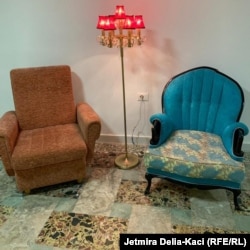 Stari namještaj u Hodžinoj vili. Namještaj je očuvan i u stilu je iz 30-ih godina prošlog vijeka.
