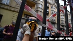 Az SZFE diákjai tiltakoznak az egyetemnél, 2020. szeptember 6.