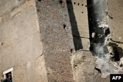 Intervenția salvatorilor a fost una extrem de dificilă, deoarece exista riscul unei noi prăbușiri a construcției vechi de câteva secole.