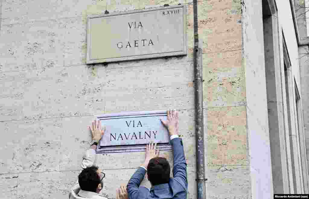 Martie 2024, Italia - Activiștii au amplasat un panou rutier asemănător unuia real în fața Ambasadei Rusiei din Roma, după moartea activistului rus de opoziție Alexei Navalnîi.