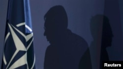 Silueta premijera Srbije Aleksandra Vučića i generalnog sekretara NATO-a Jensa Stoltenberga tokom konferencije u Beogradu, novembar 2015.
