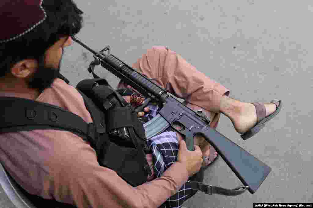 Talibanski borac odmara držeći pušku u Kabulu. (4. septembar)