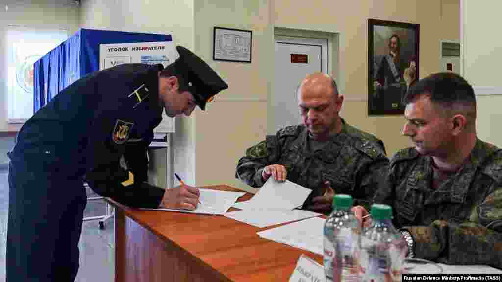 Ruski mornar glasa na predsjedničkim izborima u martu 2024. u blizini portreta Petra Velikog, u pomorskom objektu Tartus. Rusija je 2017. potpisala 49-godišnji zakup baze Hmeimim i pomorskog objekta Tartus (na slici) koji su prvi uspostavili Sovjeti 1971. Ti su sporazumi obesmišljeni padom Assadove vlade u Siriji. &nbsp;