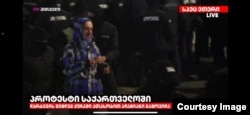 დაკავების კადრებში მიხეილ ზაქარეიშვილის სიახლოვეს მხოლოდ ნიღბიანი ძალოვნები ჩანან