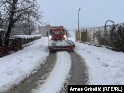 Cesta pod snijegom u Doboju na sjeveru BiH, 24. decembra 2024.