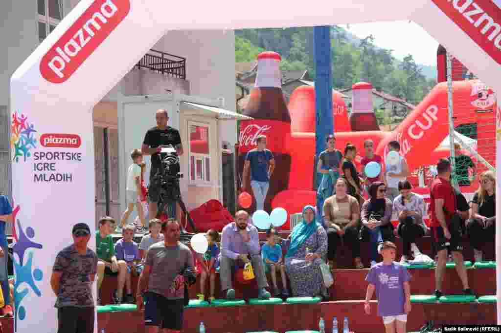 Polufinalna takmičenja u fudbalu, košarci i atletici pratilo je nekoliko stotina građana Srebrenice.