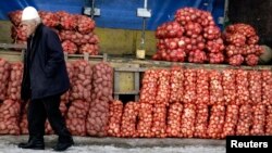 Një burrë duke ecur nëpër një treg në Prizren. Foto nga arkivi 