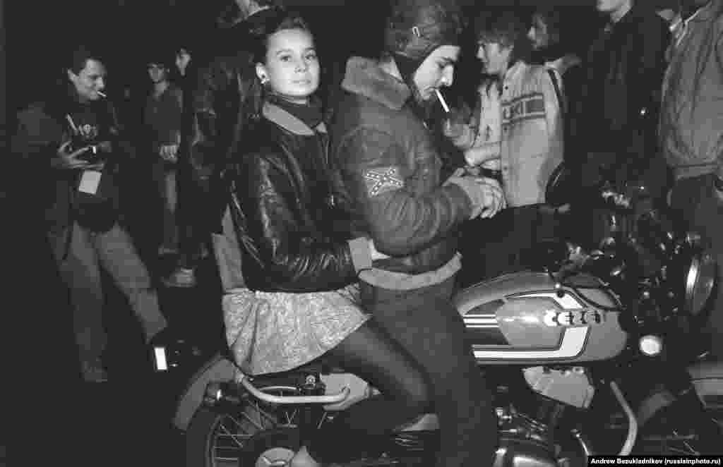 Mladi Rusi na češkim motociklima i savezničkom zastavom, Moskva, 1989.