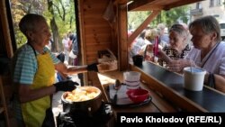 Emberek sorakoznak az ételosztásnál Kijevben 2024. szeptember 3-án