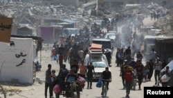 Palesztinok menekülnek az érintett területről