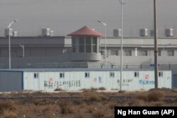 Őrtorony és megerősített kerítés a Kunshan ipari parkban, Hszincsiang régióban, 2018. december 3-án.