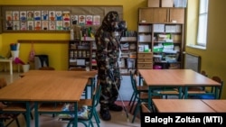 A vírus elleni fertőtlenítést végez a 93. Petőfi Sándor Vegyivédelmi Zászlóalj katonája a fővárosi Patrona Hungariae iskolában, 2021. március 17-én.