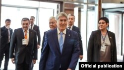 Экс-президент Алмазбек Атамбаев на съезде партии СДПК. 31 марта 2018 года.