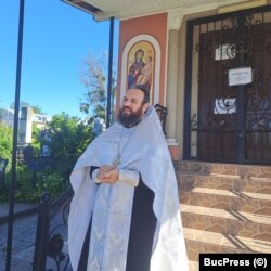 Preotul Cristofor Gabor a povestit pentru Europa Libera condițiile în care au loc slijbele după confiscarea Capelei Mitropoliților Bucovineni din Cernăuți/ Ucraina, de către autoritățile locale.