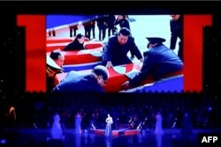 Лидер КНДР Ким Чен Ын прощается с павшими северокорейскими солдатами. Кадры государственного ТВ Северной Кореи, продемонстрированные на концерте в Пхеньяне в присутствии министра культуры РФ Ольги Любимовой 29 июня 2025 года