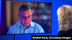 Mihai Răzvan Ungureanu a fost ministru de Externe al României între 2004 și 2007, apoi director al Serviciului de Informații Externe, între 2007 și 2012. Între februarie și mai 2012 a fost prim-ministru. 