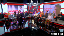 კადრი სამი ტელევიზიის ერთობლივი ეთერიდან, რომელშიც ჟურნალისტებმა მოძრაობის შექმნაზე ისაუბრეს.