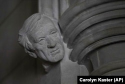 Vašingtonska nacionalna katedrala predstavila je u aprilu kameni reljef s likom dugogodišnjeg političkog aktiviste koji je preživio holokaust Elija Vizela.