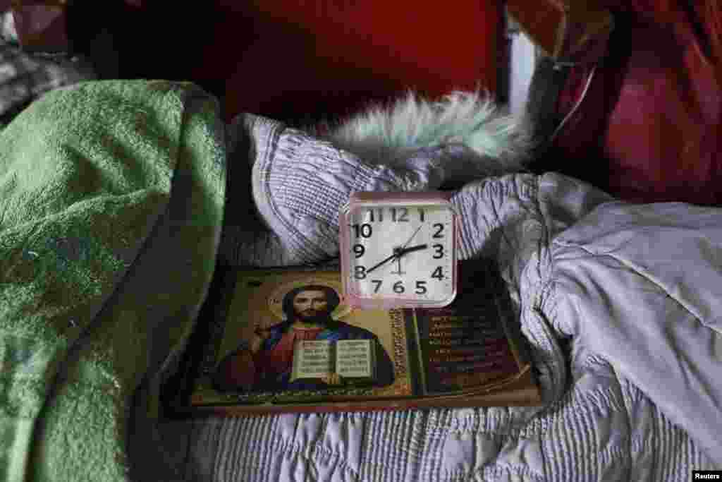 Lični predmeti interno raseljenih osoba koje su evakuisane iz područja istočne linije fronta, u privremenom skloništu u Pavlogradu u ukrajinskoj oblasti Dnjipropetrovsk, 31. marta.