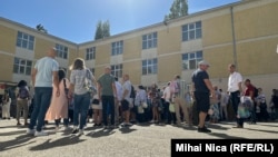 Elevii de gimnaziu pot depune contestații doar dacă sunt însoțiți de un părinte sau de tutorele legal (imagine de arhivă).