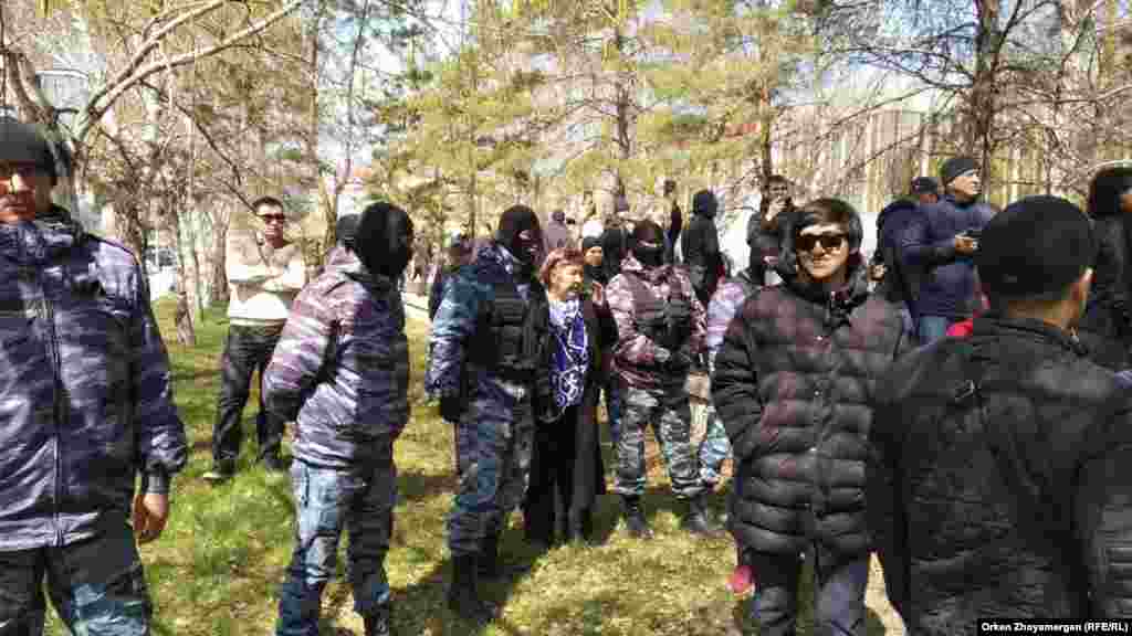 Наблюдающие за протестующими сотрудники спецподразделения полиции. Нур-Султан, 1 мая 2019 года.