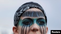 A Pride betiltása ellen tiltakozó demonstráló 2025. április 1-jén Budapesten