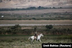 Azerbajdzsán: egy katona lovagol 2020. október 7-én a Baku–Tbiliszi–Ceyhan- (BTC) kőolajvezeték mellett azután, hogy egy fürtös bomba robbant fel a körzetben a Hegyi-Karabah miatt kirobbant azeri–örmény konfliktusban