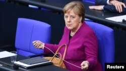 Германският канцлер Ангела Меркел в Бундестага предупреди сънародниците си, че коронавирусът още дълго ще ограничава плановете им