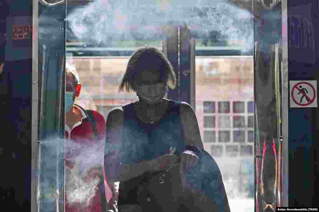 Жена минува низ порта за дезинфекција на влезот во ресторан во Москва&nbsp;