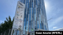 Reprezentanții Zeus Corporation, care susțin că au o cifră de afaceri de 1 miliard de lei, spun că au sediul social în Sky Tower, cea mai înaltă clădire de birouri din București.