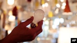 După ce piața electricității și a gazelor naturale a fost liberalizară, iar mulți români au primit facturi uriașe, guvernul anunță că va plafona prețurile timp de un an de zile. 