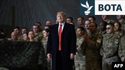 Presidenti amerikan, Donald Trump, u flet trupave gjatë një vizite surprizë për Ditën e Falënderimeve në bazën ajrore të Bagramit, në vitin 2019.