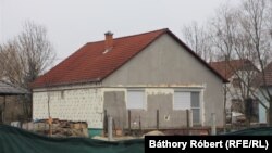 A család ebben az önkormányzati házban lakott 2013-tól 2021 januárjáig. Lakbért is fizettek az önkormányzatnak, pedig nem volt szerződésük.