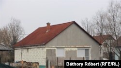 A család ebben az önkormányzati házban lakott 2013-tól 2021 januárjáig. 2020 novemberében a polgármester szankcióként korlátozta a vizet a házban. Bár ezt egyelőre nem tudni hogyan érte el, hiszen az asszonynak akkor nem volt tartozása. A vízszolgáltató titkolózik. 